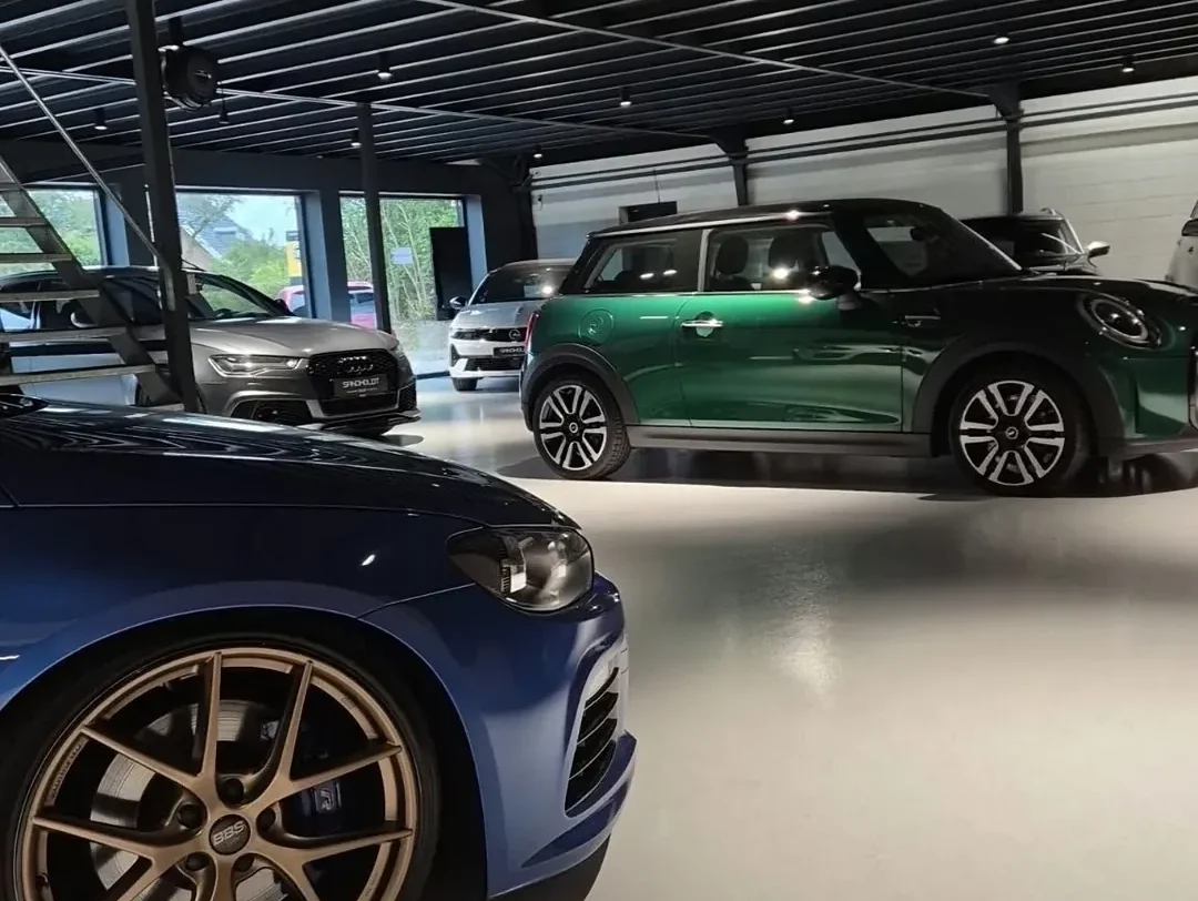 Biler til salg i showroomet hos Sandholdt Biler